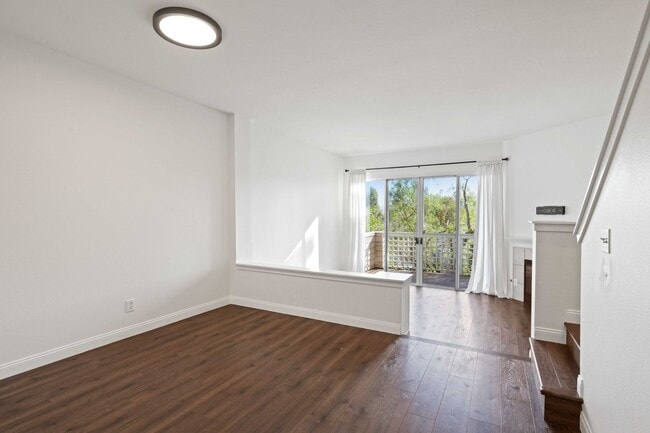 Building Photo - Gorgeous 2 Story Townhome in Valencia!