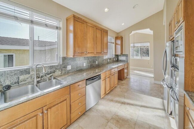 Building Photo - 2109 Vanderbilt Ln