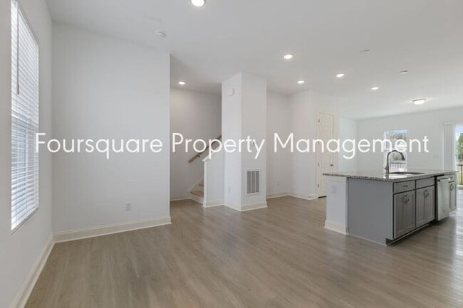 Building Photo - Spacious Townhome with Entry-Level Guest Suite, Washer/ Dryer Included, 2nd floor Balcony & 2-Car...