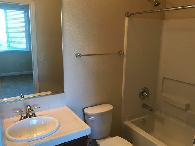 Building Photo - Cute Town-home in Truckee River Town-homes Subdivision