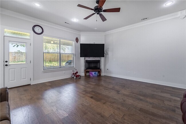 Building Photo - 1100 Huntleigh Dr