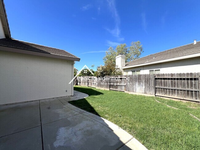 Building Photo - Very Nice 3bd/2ba Elk Grove Home with 2 Car Garage
