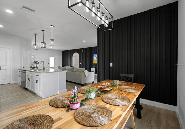 Building Photo - 817 Desmoines Pl