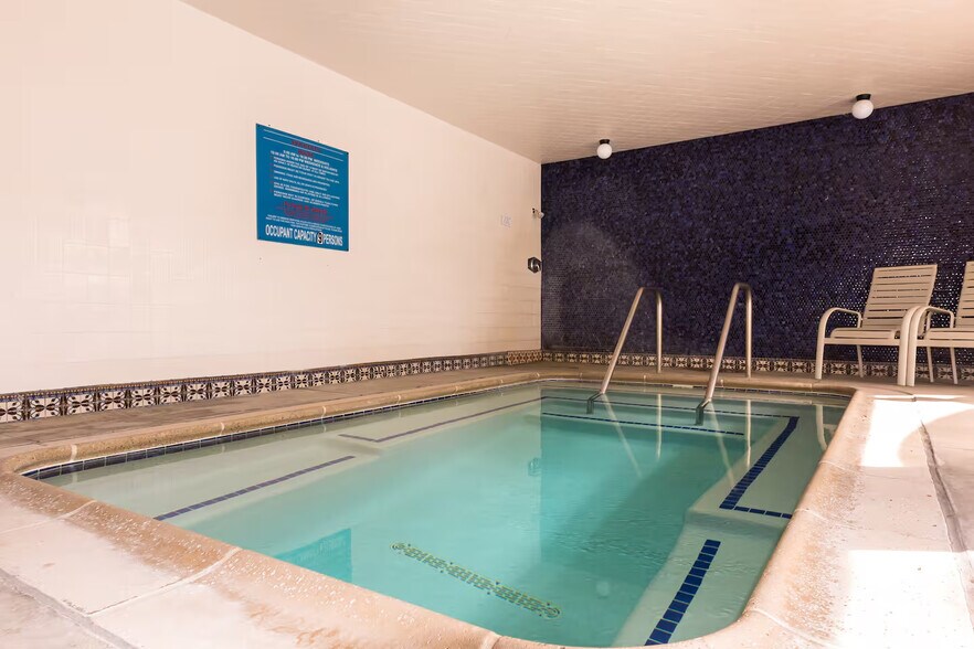 Jacuzzi - available to use every day until 10pm - 11260 Overland Ave
