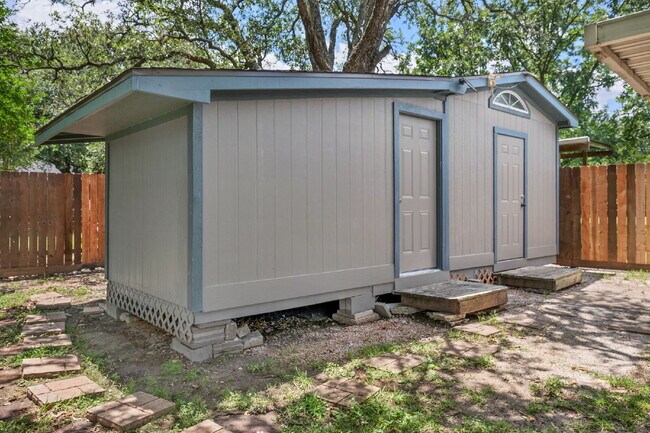 Building Photo - 1030 Walton Dr