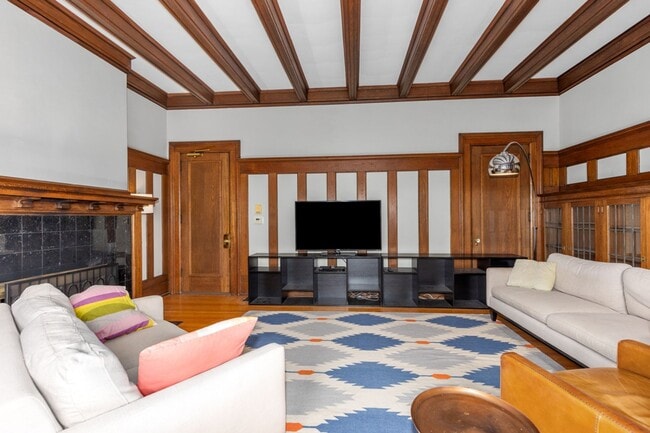 Building Photo - Great Heritage Hill Apartment for Rent