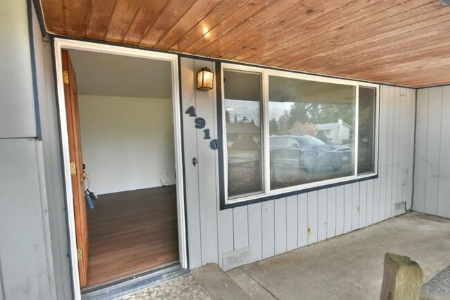 Building Photo - 3Bd/2Ba Everett House