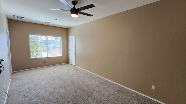 Building Photo - 4 Bedroom Home in the Sun Grooves Communit...