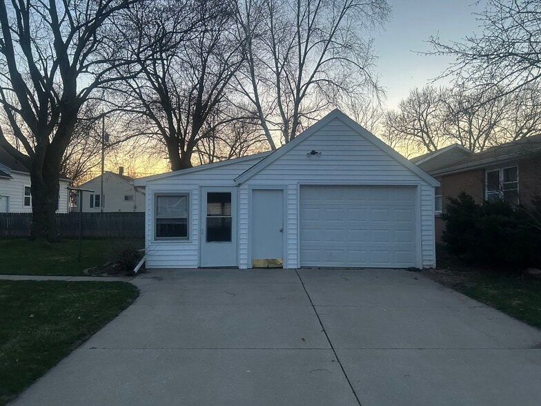 Building Photo - 322 E 2nd St