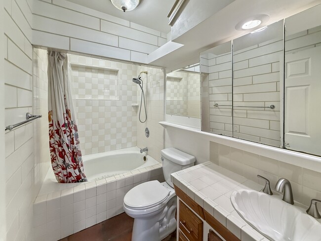 Building Photo - 3053 Quail Rd