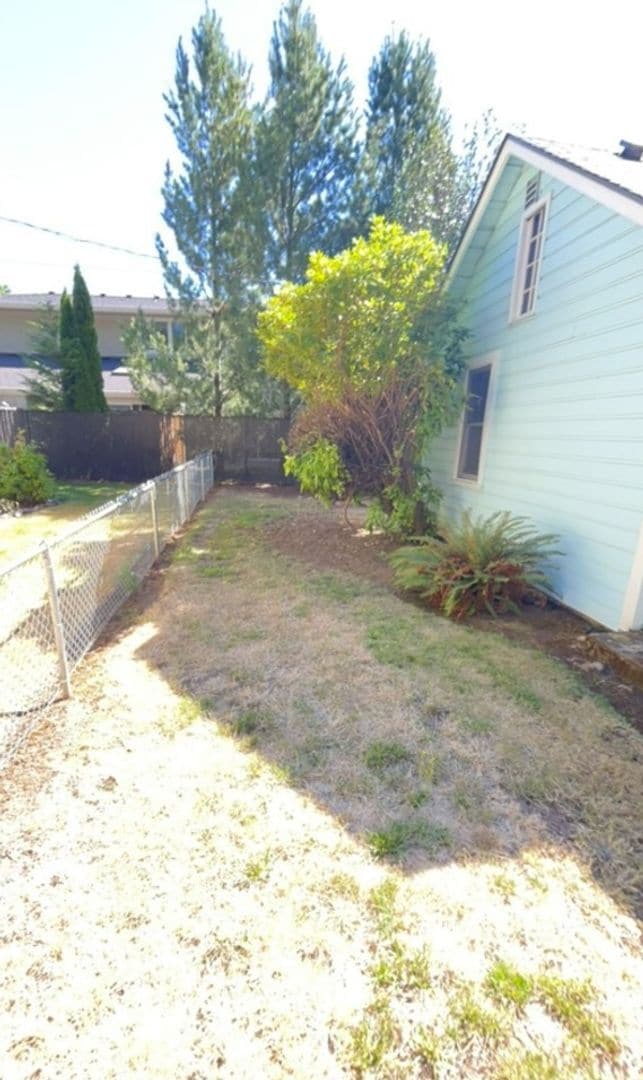 Building Photo - SMALL COTTAGE LIKE HOME IN DESIRABLE WEST ...