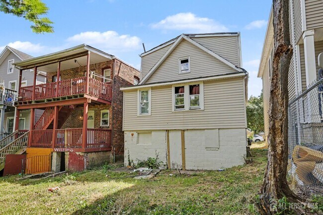 Building Photo - 181 Hale St