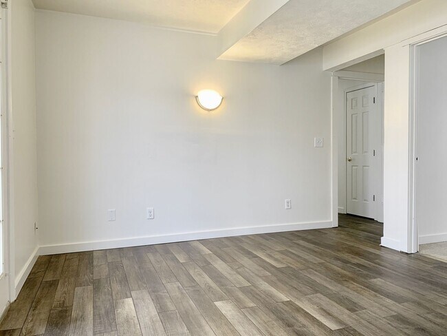 Building Photo - Four Bedroom Home in Kentwood