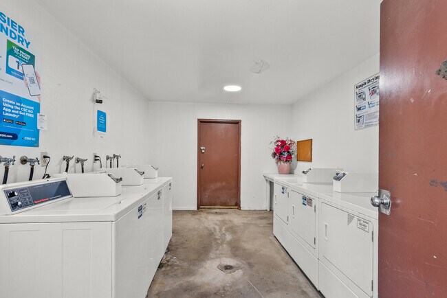 Building Photo - 21000 Parthenia St