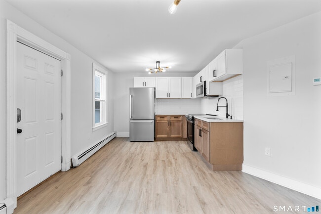 Building Photo - 30 Anthony St