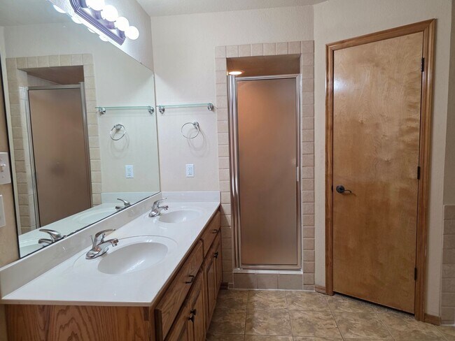 Building Photo - Great Home in Edmond School District + Ref...