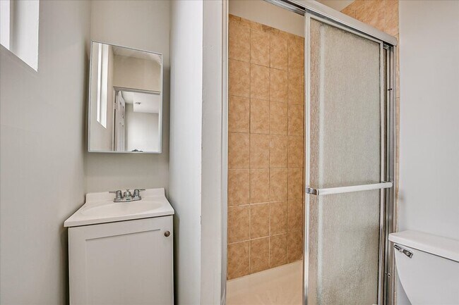 Building Photo - 422 Division St