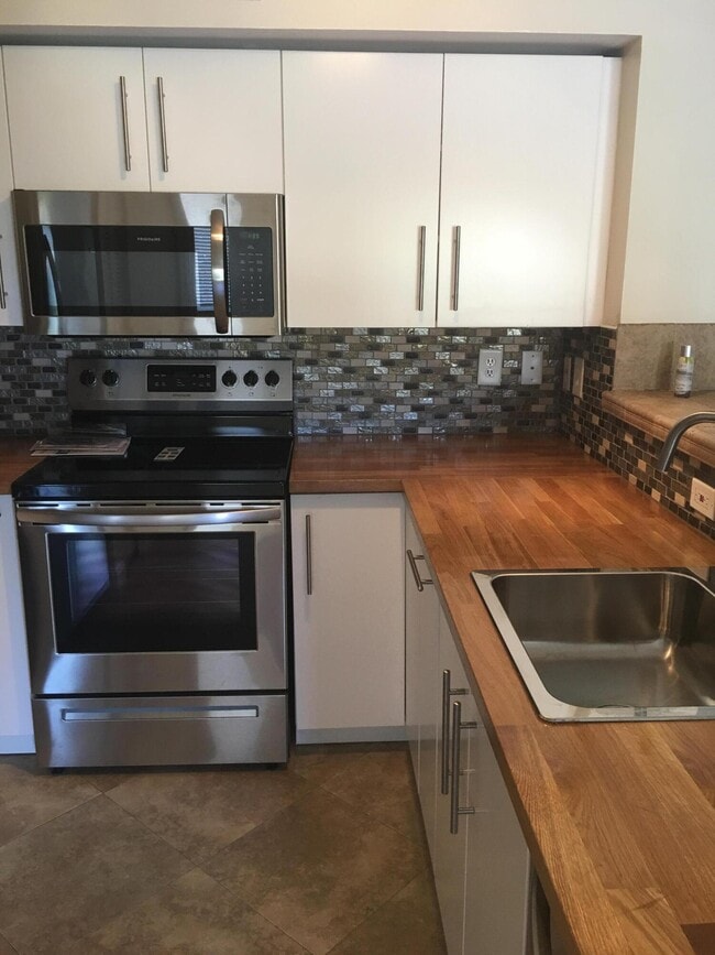 Building Photo - 1721 Village Blvd