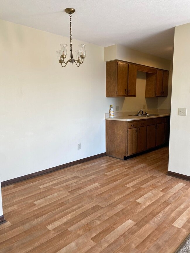 Building Photo - Apartment for Rent - Exclusive Leasing Special