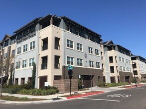 Building Photo - Beautiful 2 bedroom/2.5 bath unit at the Cannery available July 25th
