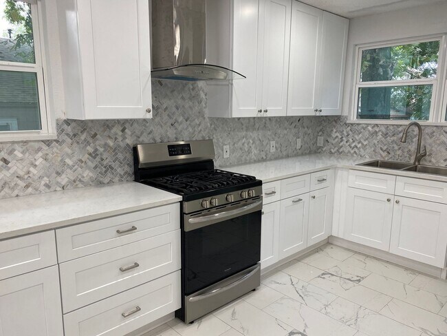 Building Photo - UT PRE LEASE: Charming 3 bed / 2 bath Hous...