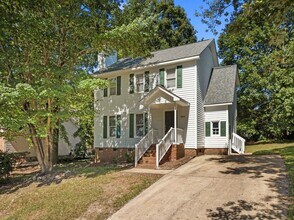 Building Photo - Spacious 3 Bedroom Home, LVP Floors, Updat...