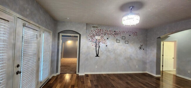 Building Photo - 590 Redwood Ln