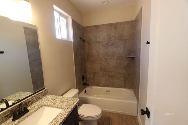 Building Photo - 397 W Willow Dr