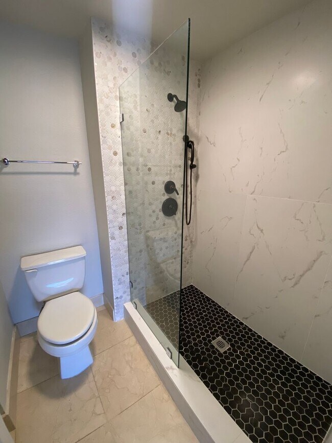Building Photo - Remodeled 2 Bedroom Condo Just Off the Strip!