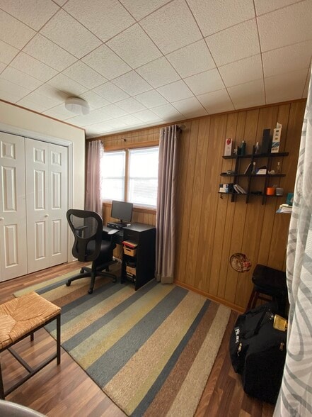 Porch w/ furniture - 5016 N Major Ave