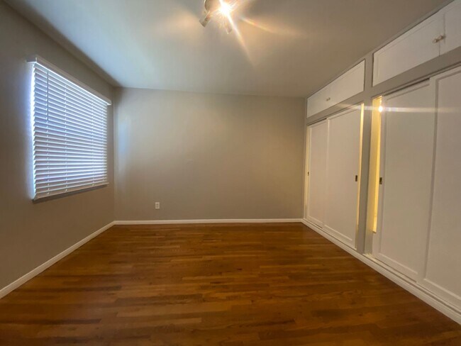 Building Photo - m529 - Mann