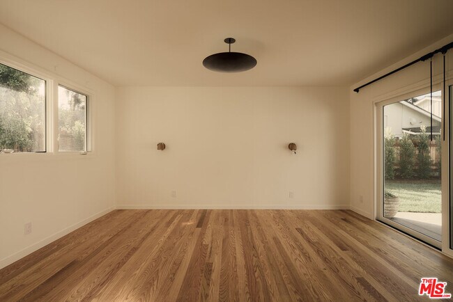 Building Photo - 914 Bienveneda Ave