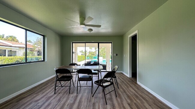 Building Photo - Fully furnished Beachside townhome