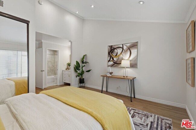 Building Photo - 620 W Hyde Park Blvd