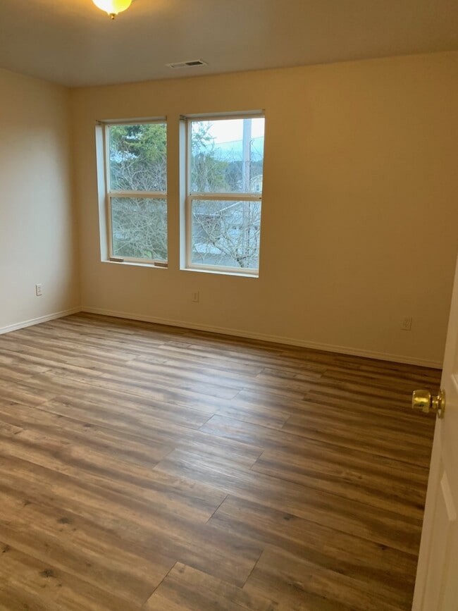 Building Photo - 465 N Cedar St