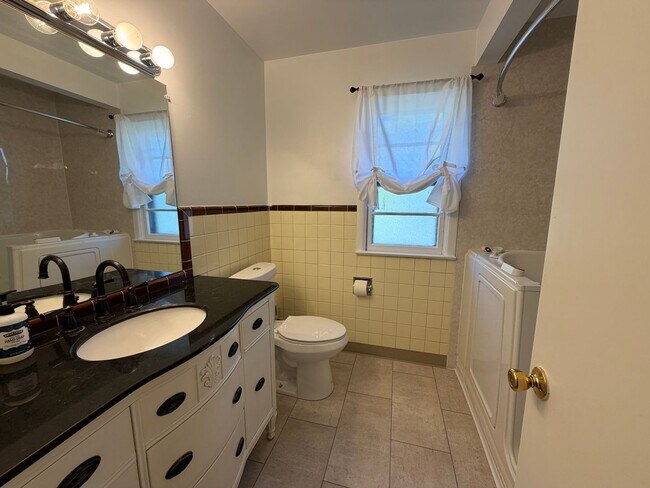Building Photo - Charming Updated 3-Bedroom in the Heart of Alger Heights