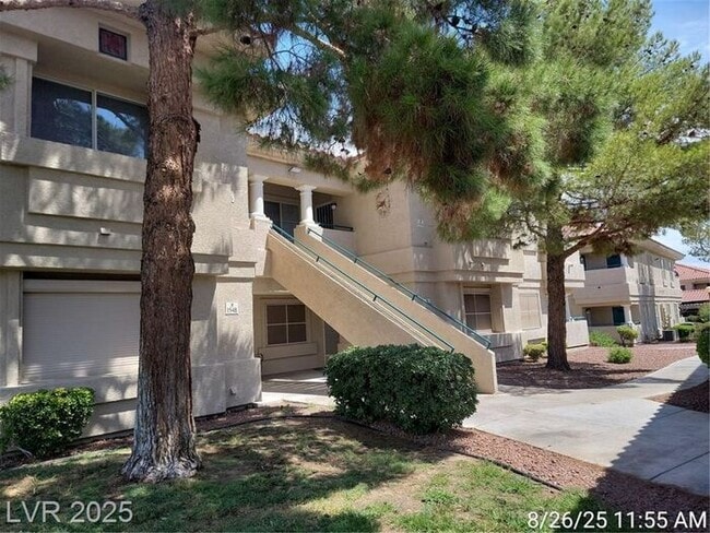 Primary Photo - Bright Upstairs Unit with Vaulted Ceilings...