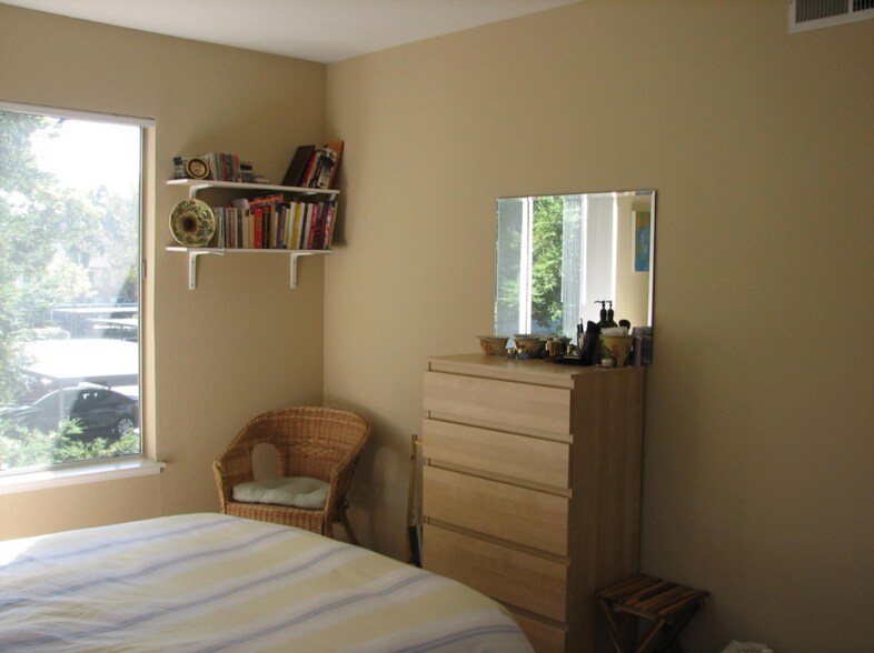 Older photo to show bedroom when it's furnished. The walls have been freshly painted and are white - 140 Reflections Dr