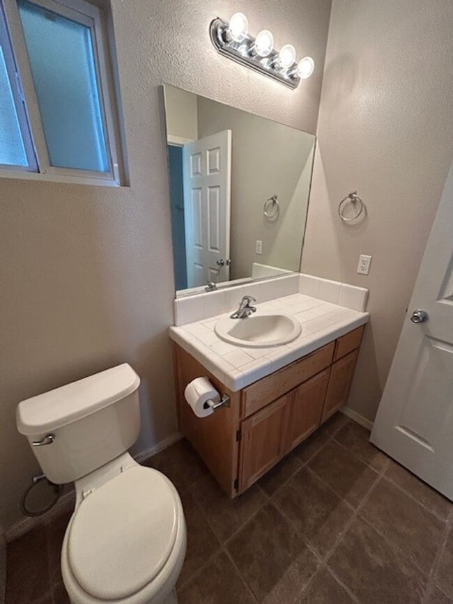 Building Photo - 3 Bedroom 2 bathroom home on NE Visalia cu...