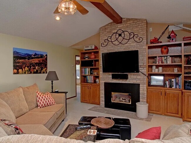 Building Photo - 790 Popes Valley Dr