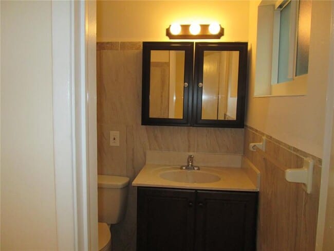 Building Photo - 4831 Bayview Dr