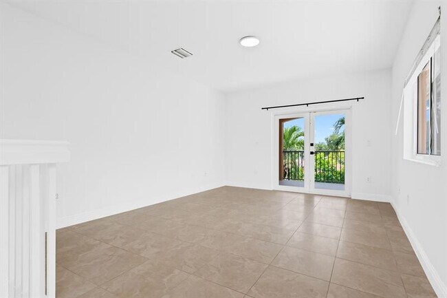 Building Photo - 1719 SW 23rd St