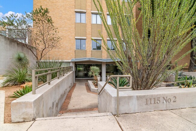 Building Photo - 1115 S Alamo St