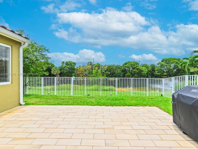 Building Photo - 933 Falling Water Rd