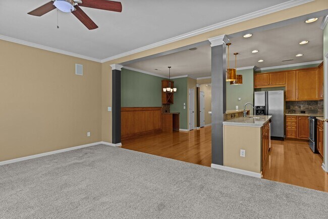 Building Photo - Gorgeous 3 Bedroom Townhome w/ Premium Finishes & Amenities - Pet Friendly!