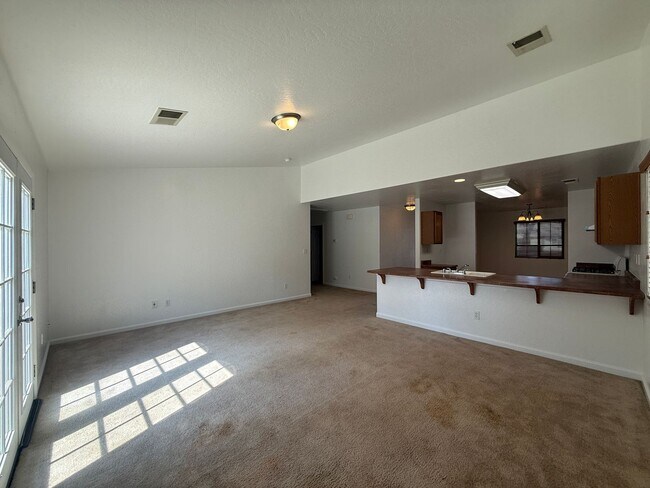 Building Photo - 3-bedrooms and two bathrooms home located in Visalia, CA