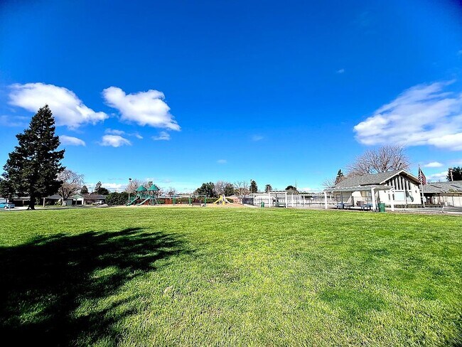 Building Photo - 2152 Athene Dr