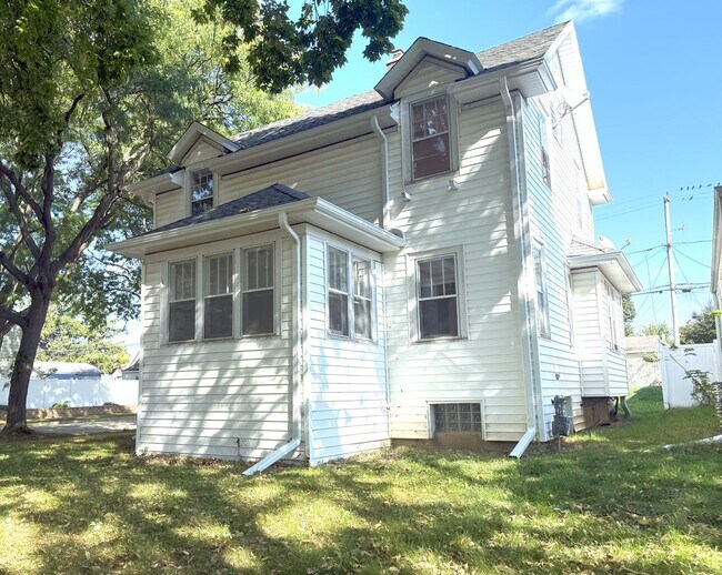 Building Photo - 3-bedroom single family in West Allis - Av...