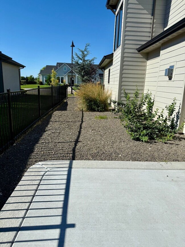 Building Photo - Welcome to this stunning 5-bedroom, 3.5-ba...
