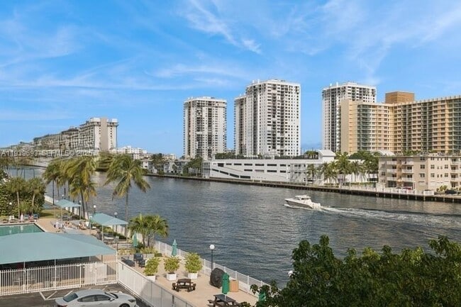 Building Photo - 800 Parkview Dr